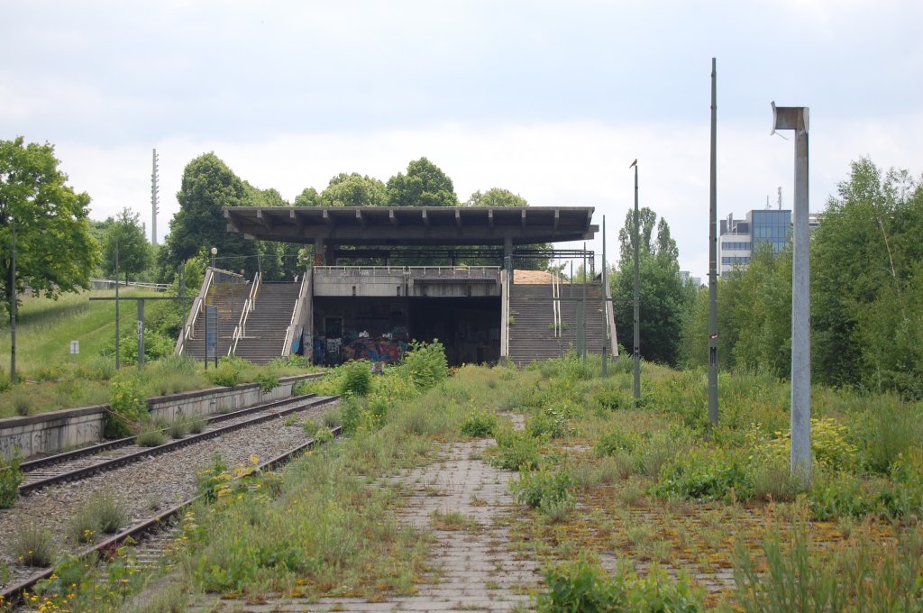 Ehemaliger S-Bahnhof Olympiastadion (Oberwiesenfeld) am 2. Juni 2012. Das markante Empfangsgebude.