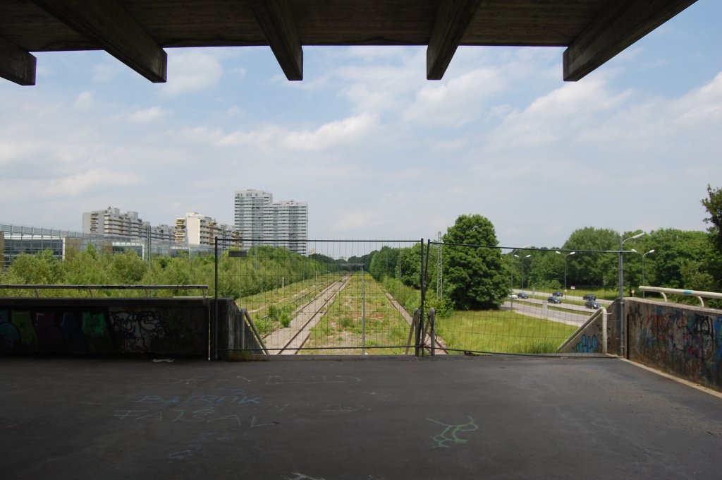 Ehemaliger S-Bahnhof Olympiastadion (Oberwiesenfeld) am 2. Juni 2012. Blick aus dem Empfangsgebude zu den Bahnsteigen.