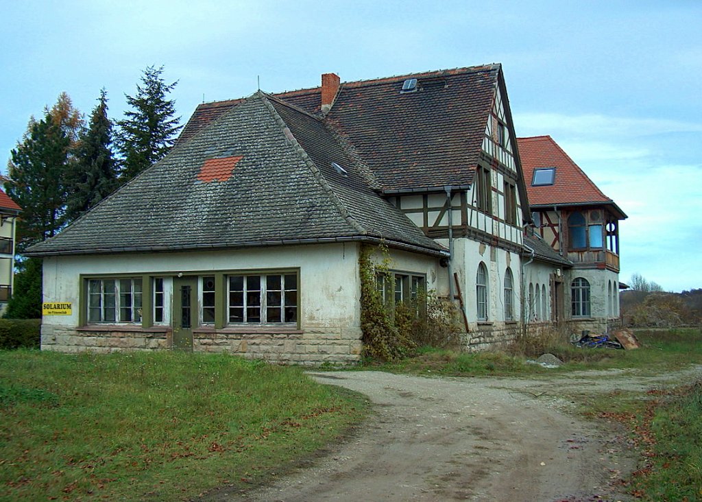 Ehemaliges Bahnhofsgebude (Gleisseite) in Bad Bibra; 15.11.2009