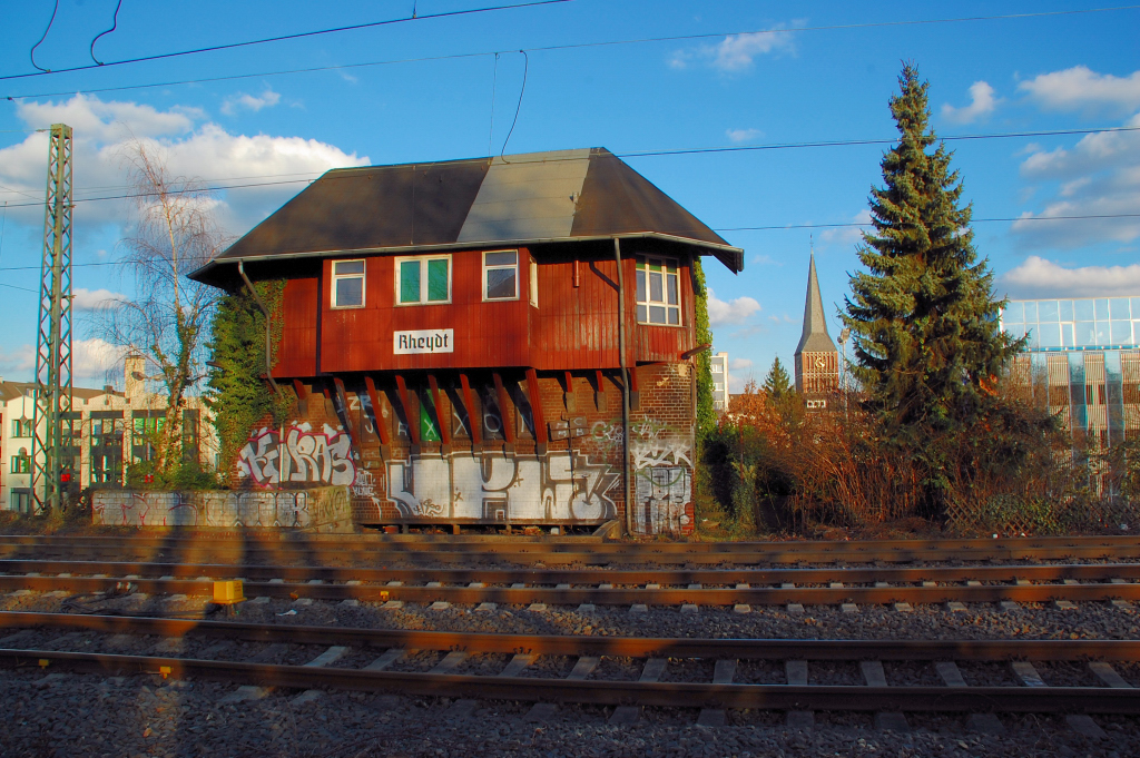 Ehemaliges Stellwerk Rheydt Rpn von der Gleisseite fotografiert, am 8.2.2011 bei bestem Sonnenschein.
