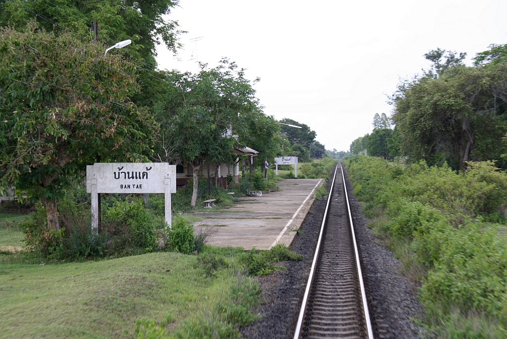 Ehemals Bahnhof, heute nur mehr unbesetzte Haltestelle. Hst. Ban Tae, Blickrichtung Ubon Ratchathani, am 15.Juni 2011.