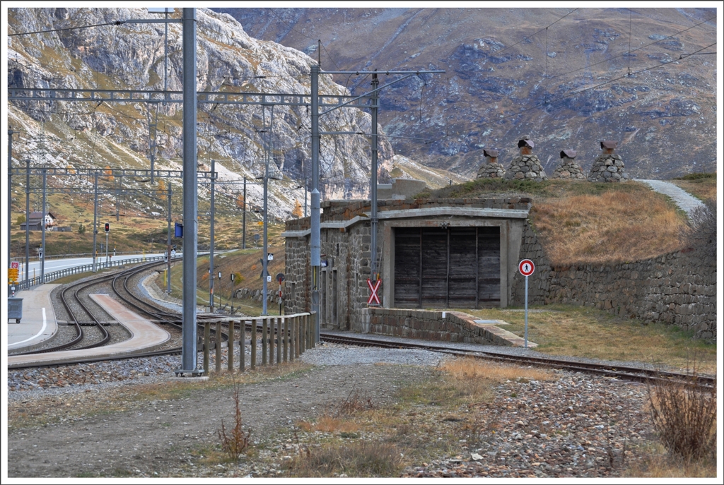 Ehemals gedeckte Drehscheibe mit zwei Eingangstoren zum Abdrehen der Schneeschleuder in Bernina Suot. (11.10.2012)