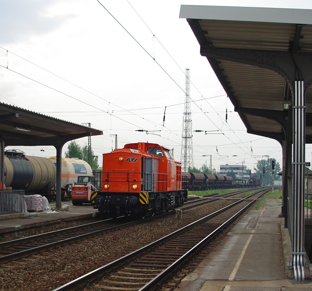 Ehemals gelb und fr die EBW Cargo laufend, fhrt 293 004 jetzt fr RTS. Hier als Tfzf in Richtung Halle/Leipzig durch Grokorbetha. Aufgenommen am 28.04.2011.