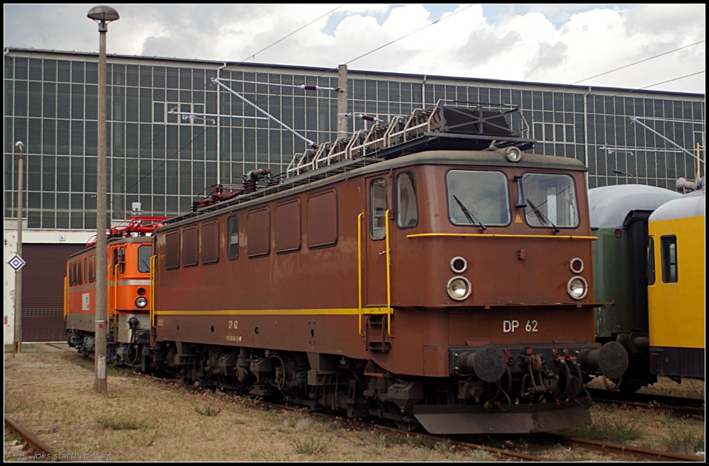 Ehemals in schweizer Diensten bei der SOB weist DP 62 der Deutsche Privatbahn GmbH wegen des damaligen Umbaus der Bremsen die typischen Dachumbauten auf. Die ehemalige 142 042 ist hufig vor Gterzgen anzutreffen (gesehen am Tag der offenen Tr NETINERA Bahnwerk Neustrelitz 17.06.2011)