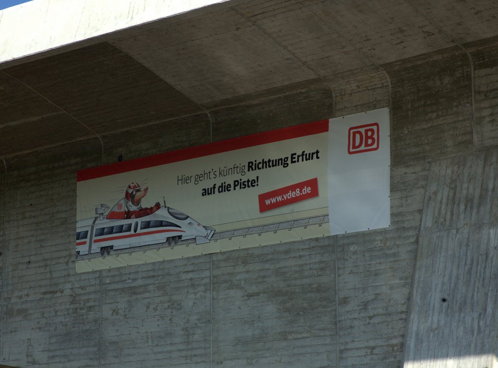 Eher klein und unscheinbar fllt der  Hinweis auf das  Bauvorhaben  an der neuen ICE-Trassenbrcke Halle/Leipzig - Erfurt ber der L 171 bei Rattmannsdorf aus.
Aufgenommen am 02.05.2012  von der Saalemitte aus gegen 10:01 Uhr