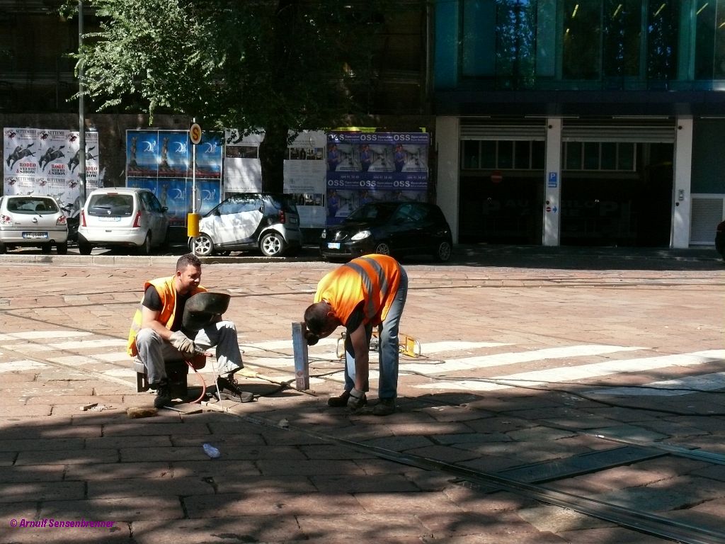 Eher provisorische Gleisreparatur bei der ATM mit Elektroschwei�ger�t und vielen Elektroden in Mailand an der Piazza 4 Novembre beim Hauptbahnhof.

Milano
2010-09-10 