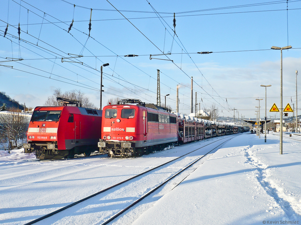 Eher selten sind die Loks der Baureihe 151 auch mal nördlich von Saalfeld im Saaletal anzutreffen. Neben 152 004-8 steht 151 075-9 mit einem Autotransportzug im Bahnhof Göschwitz (Saale), der ab Fahrplanwechsel offiziell Jena-Göschwitz heißt. (09.12.2010)