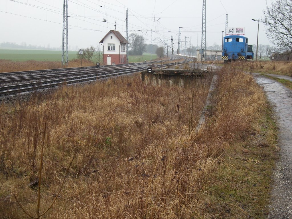 Ehmalige Kopframpe in Samtens an der Ausfahrt Richtung Stralsund am 24.Januar 2009.Im Hintergrund dient die Lok als Hinweis auf das Eisenbahn-und Technikmuseum in Prora.