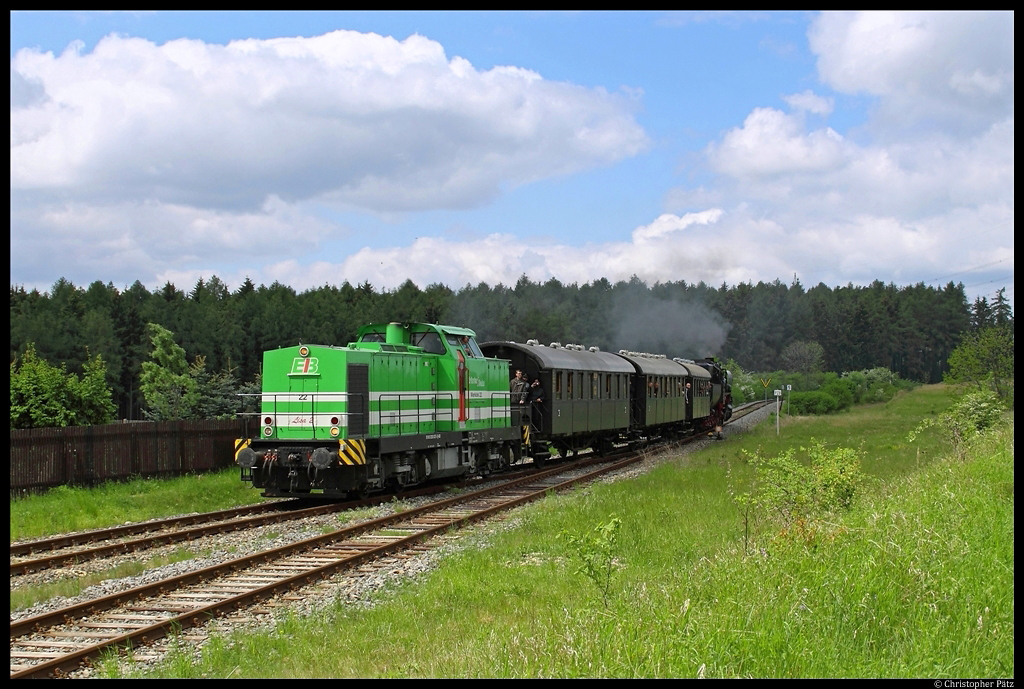 EIB 22 ( Lisa 2 ) fhrt mit einem Sonderzug (mit 52 8154-8) anlsslich des 125-jhrigen Jubilums der Strecke Weimar-Bad Berka in den Bahnhof Holzdorf ein. (12.05.2012)