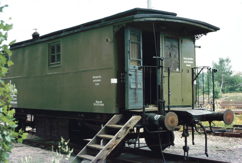 Eichzugwagen des RAW Tempelhof (alter Preusse) in Berlin Spandau-West Gbf im August 1980, stand fast eine ganze Woche da.