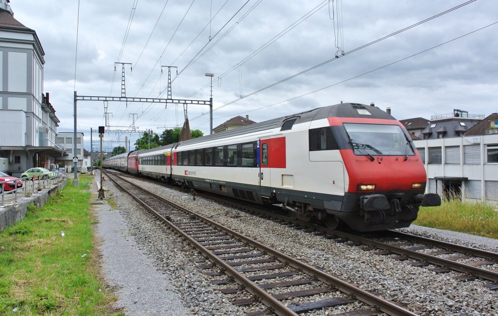 Eidg. Turnfest Biel/Bienne: Bt IC, 50 85 28-94 938-3, A EWIV, Re 460 108-4 und 9er IC 2000 auf berfhrungsfahrt Luzern - Rothrist - Solothurn - Biel bei Durchfahrt in Solothurn West. Anschliessend fhrt der Zug als Ext zurck, 23.06.2013.