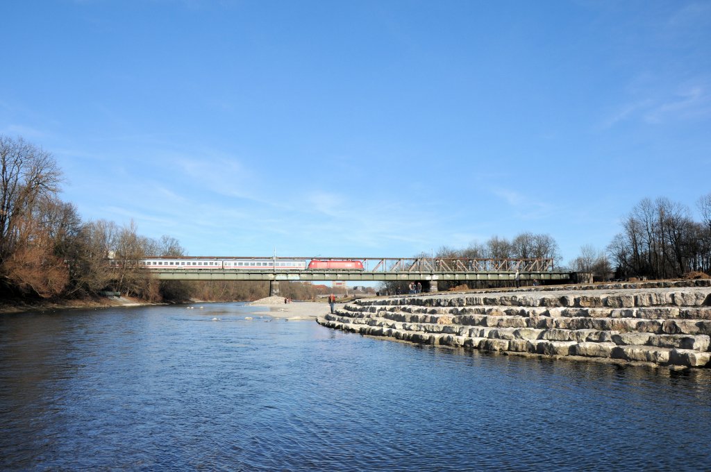 Eiene unbekannte 1116er berquert am 26.12.09 mit dem `Knigsee´ die Braunauer Brcke in Mnchen