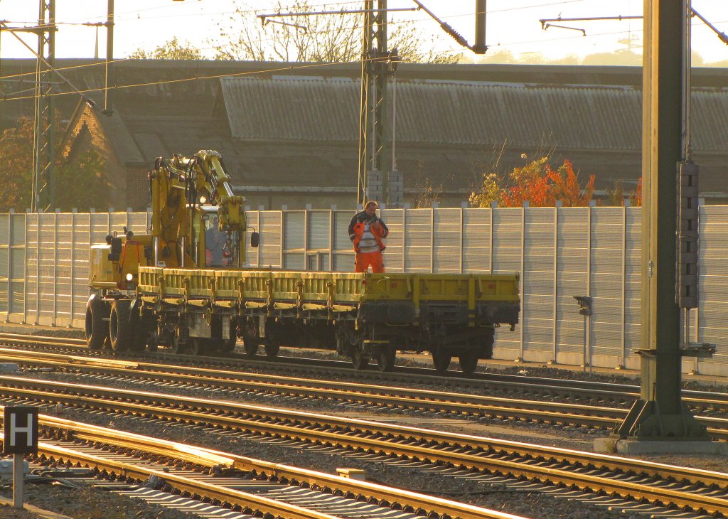 Eiffage Rail 99 80 9901 114-5 D-ERD mit einem Flachwagen bei der Fahrt durch den Erfurter Hauptbahnhof zu einer Baustelle fr die Neubaustrecke nach Leipzig/Halle; 02.11.2011