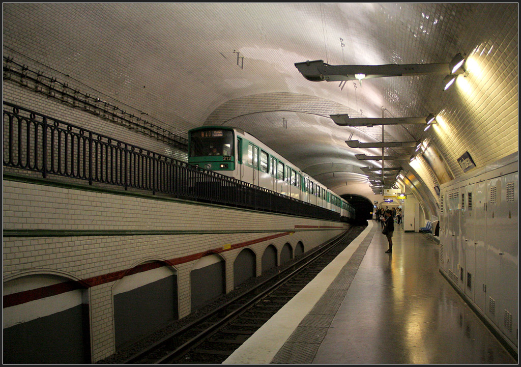 Eigenartige Station - 

In der Station Mirabeau (Linie 10 der Metro Paris) wird nur in Fahrtrichtung stadteinwärts angehalten. Der Zug in der anderen Richtung fährt durch und verlässt die Station auch auf einem anderen Niveau. Hier trennen sich die beiden Richtungsgleise, die jeweils unter anderen Straßen weiterführen. Erst später treffen sie wieder aufeinander. 

20.07.2012 (M)
