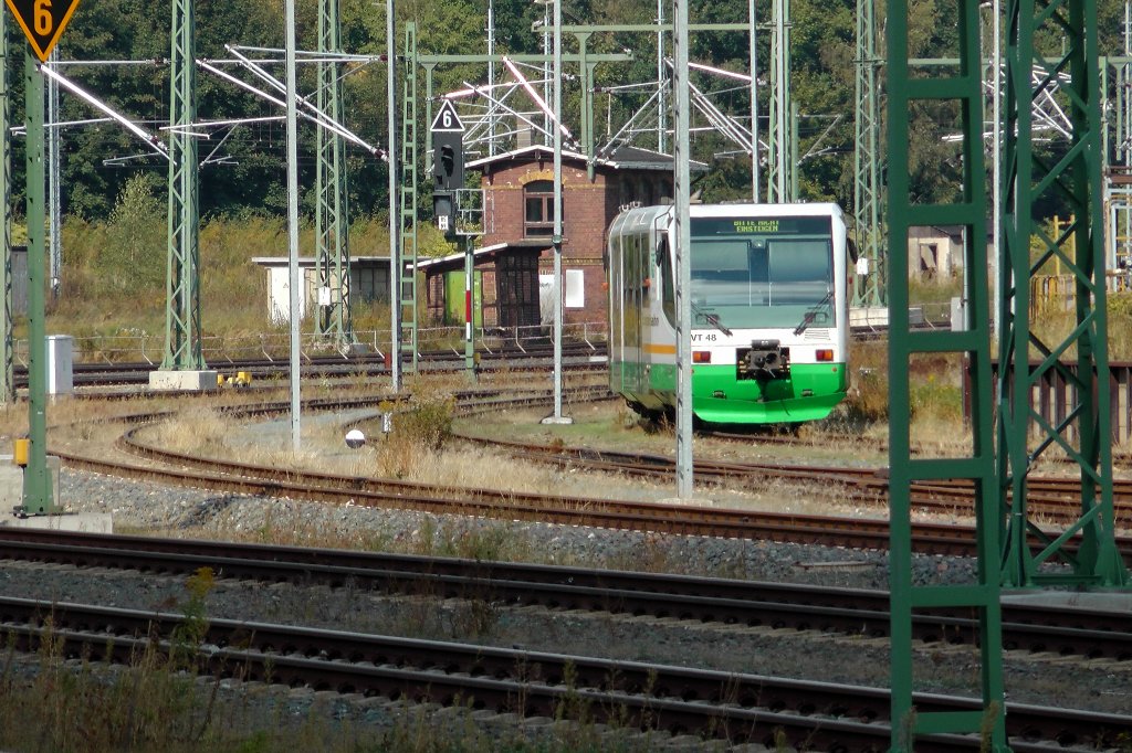 Eigentlich ein gewohntes, und doch  seit einiger Zeit anderes Bild.
Plauen Oberer Bahnhof liegt in einer  u-frmigen Krmmung, so da am  norwestlichen
Ende schon immer ein Mastenwald zu bewundern war , seit der Elektrifizierung (noch nicht abgschlossen)ist ein Dschungel daraus geworden.Am 22.09.2012  11:33 Uhr wartet als einzger  Zug  ein Triebwagen der Voigtlandbahn auf seinen nchsten Einsatz.