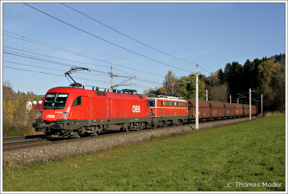 Eigentlich htte das ein blutoranges Tandem sein sollen. Leider nein: statt der 1142.567 wurde der 1142.682 dann im Endeffekt ein Ochs vorgespannt - schade! Aber egal, ist trotzdem was Schnes ;-) 1116.144 und 1142.682 fahren mit dem ca. 10 Stunden verspteten GAG 47038 von Breclav pred nach Werndorf. Kindberg, 30.10.2010