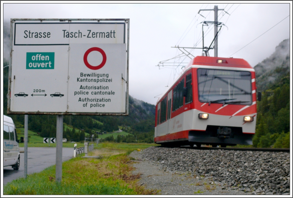 Eigentlich hat die MGB das Monopol auf der Strecke Tsch - Zermatt, aber wie ich festgestellt habe, werden die Bewilligungen sehr grosszgig verteilt unter den Wallisern. (15.08.2010)