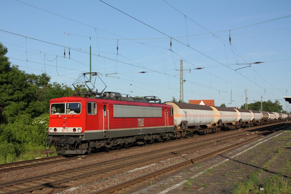 Eigentlich hatte ich auf eine 156er gehofft, es kam aber aber eine 155er der MEG. Zu sehen ist 155 124-1 (MEG 701) mt einem Ganzzug Kesselwagen in Schnebeck (Elbe). Die Fahrt ging in Richtung Magdeburg, fotografiert am 17.06.2010. 