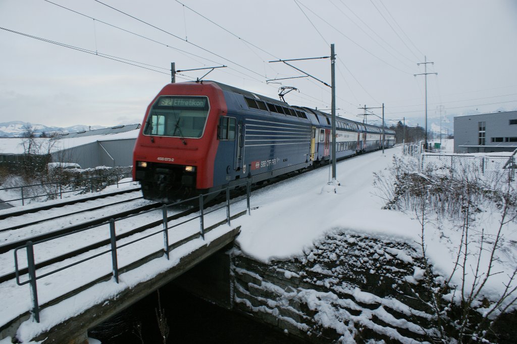 Eigentlich hatte ja mein Hund Phototermin, aber auch dort wo sein Tummelplatz ist gibt es auch Bahn zu Fotografieren. Hier eilt am 30.01.2010 die S2 richtung Bahnhof Lachen, gezogen von der 450073-2.
Meinen Hund findet man auf Tierfotos.eu.