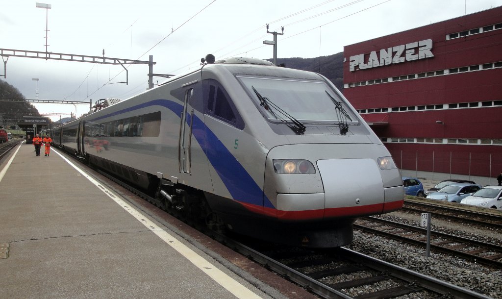 Eigentlich kam ich in das auf der Ceneri-Bergstrecke liegende Taverne-Torricella um den Gterverkehr zu fotografieren. Doch der stehengebliebene ETR 470 005 wertete den Besuch am 29.11.12 etwas auf.