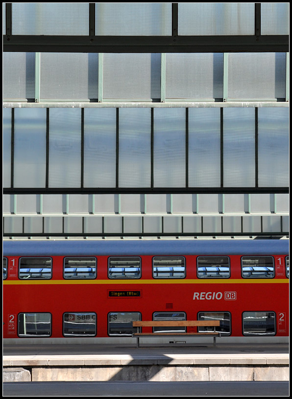 Eigentlich keine Schönheit- 

...das Stuttgarter Hauptbahnhof-Bahnsteigdach, doch das Sonnenlicht kann hier das Gegenteil bewirken. 

08.04.2011 (J)