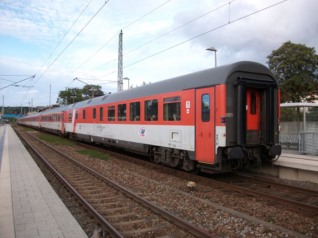 Eigentlich luft im EC 378/379 der Speisewagen als vorletzter Wagen mit,doch am 18.August 2010 war der CD-Wagen WRmz 73 54 88-91 002-8 im Abschnitt Stralsund-Binz der letzte Wagen.Aufnahme nach der Ankunft aus Wien in Bergen/Rgen.
