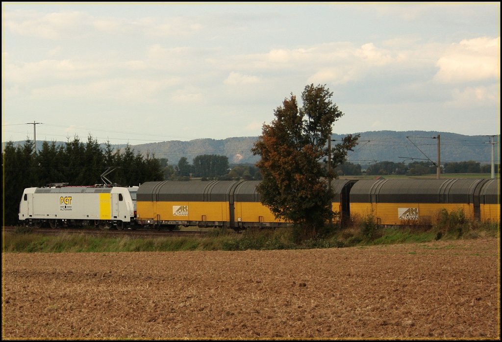Eigentlich mache ich keine Nachschsse, aber da ich nocht nicht allzuviel Bilder von ihr Gesehen habe stelle ich sie mal ein. Die neue Lok von PCT Altmann. Da ich kein Teleobjektiv zur Hand hatte, konnt ich leider keine Loknummer erkennen, wer sie weis, bitte schnell melden! (27.09.2010, Mangolding)
