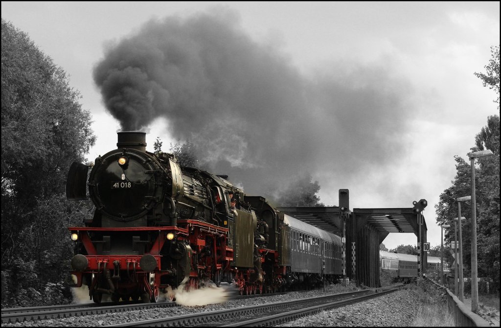 Eigentlich sollte dieser Zug mein 400 werden, aber da ist mir heute (20.09.2010) noch was sch�neres vor die Linse gefahren. Zum Bild Nr. 398: 
41 018 mit 38 1301 mit IGE Sonderzug am Haken. Hier hat Mrs. Photo shop ein wenig ihre Finger im Foto gehabt. (18.09.2010, Regensburg, Hafenbr�cke) 