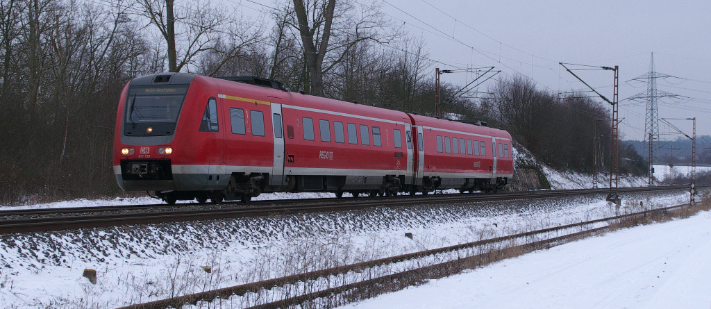 Eigentlich untypisch fr die Saartalstrecke sind die Triebwagen der Baureihe 612.

612 139 ist hier auch nicht in einer Regelleistung unterwegs sondern als Fahrt mit dem Ziel: Nicht einsteigen .

Aus Richtung Saarbrcken kommend passiert er hier das Kraftwerk Ensdorf.

KBS 685 17.01.2013