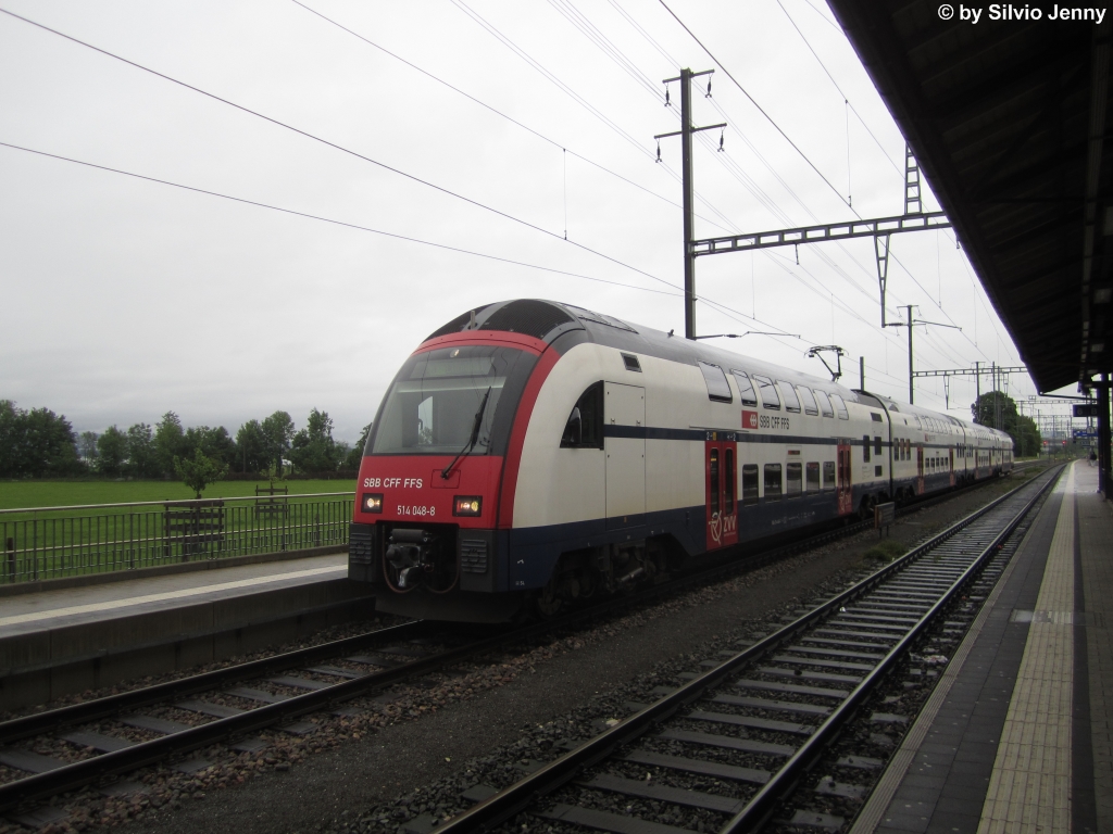 Eigentlich wre ja am Tag der Aufnahme, der Beginn des meteorologischen Sommers (1.6.2013), als der RABe 514 048-8 als S8 nach Effretikon in Pfffikon SZ stand, was das Wetter ab an diesem Wochenende anrichtete ist wohl bekannt... 