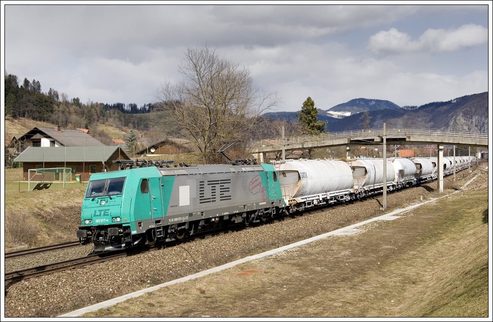Eigentlich war ich am Wochenende ja etwas marod, aber ein Anruf, der mir die beklebte 185 577 am Kaolinzug avisierte, lies mich kurz nach St�bing fahren. Im Gegensatz zu der nicht mit LTE Logos beklebten und ebenfalls von Alpha Trains Belgium (vormals Angel Trains Cargo) gemieteten 185 576, kam 185 577 erstmalig mit dem seit Mitte Juli 2009 verkehrende LTE Kaolinzug von Antwerpen nach Gratwein/Gratkorn. Die Aufnahme zeigt den Zug, der diesmal als 96671 verkehrte, kurz vor der Durchfahrt der Haltestelle St�bing, rund 6 Kilometer von seinem Zielbahnhof entfernt. (14.3.2010)