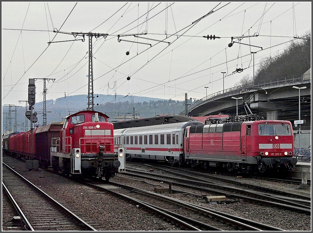 Eigentlich wollte ich am 19.03.10 die Ausfahrt des IC nach Luxemburg, gezogen von 181 205-6, fotografieren, doch die 294 608-5 mit ihrem Gterzug am Haken wollte unbedingt auch noch mit aufs Bild. ;-) (Jeanny)