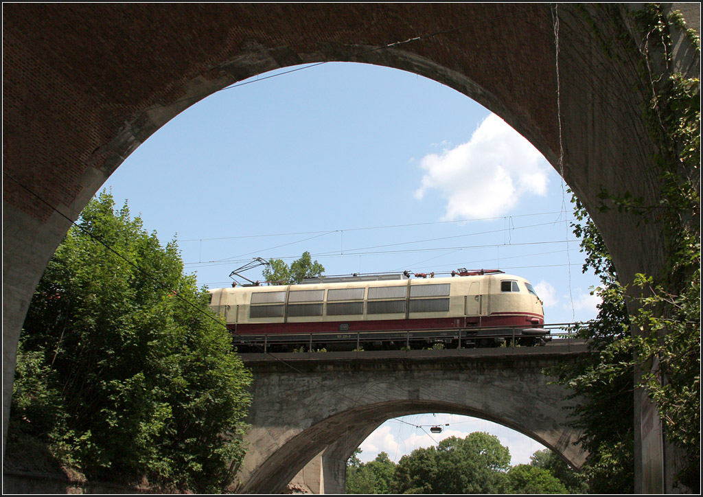 Eigentlich wollte ich das Bild nicht zeigen - 

Entweder zu früh oder etwas zu spät ausgelöst. Wahrscheinlich wäre etwas früher hier besser, so dass der Pantograf besser in die Lücke zwischen dem Grün und das hintere Führerstandsfenster noch ganz verdeckt wäre. Ganz schwierig die Lok exakt zu erwischen. Weiter vorgefahren und die Puffer hingen dort im Gebüsch und hinten würde es auch nicht ganz reichen. Die Gegenrichtung möchte ich hier auch noch versuchen, aus einer etwas anderen Perspektive. Das andere Gleis liegt dabei etwa höher. 103 235-8 an den Bahnbrücken beim Stuttgarter Rosensteinpark. 

13.07.2013 (M)