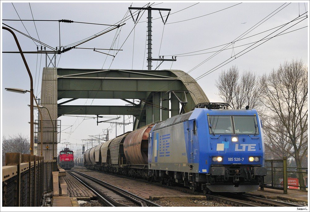 Eigentlich wollte ich ihn an diesem Tag um 8h in Wien/Hietzing erlegen. Da kam er aber nicht. Um so mehr verwundert war ich, als er mir dann unerwarteter Weise nachmittags ganz woanders vor die Linse fuhr - nmlich hier auf der Donaukanalbrcke in Wien/Erdbergerlnde (mit +470). 19.2.2010. Schne Grsse nochmal an den Tfzf!