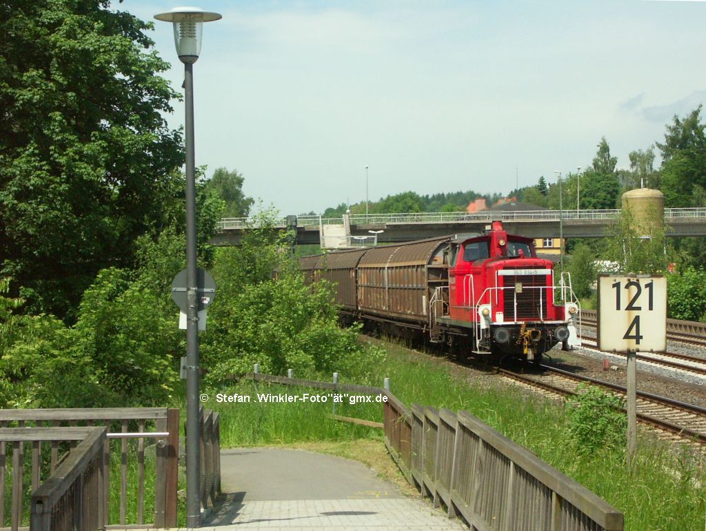Eigentlich wollte ich in Oberkotzau den Alex erlegen und sonstiges. Pltzlich rappelt es von hinten.... Was das kam war die 363814 mit einigen Schiebewandwagen, die da durch den Bahnhof tuckerte. Wenn ich es richtig sehe, dann ging an der Abzweigung die Fuhre in die Steigung nach Marktredwitz...