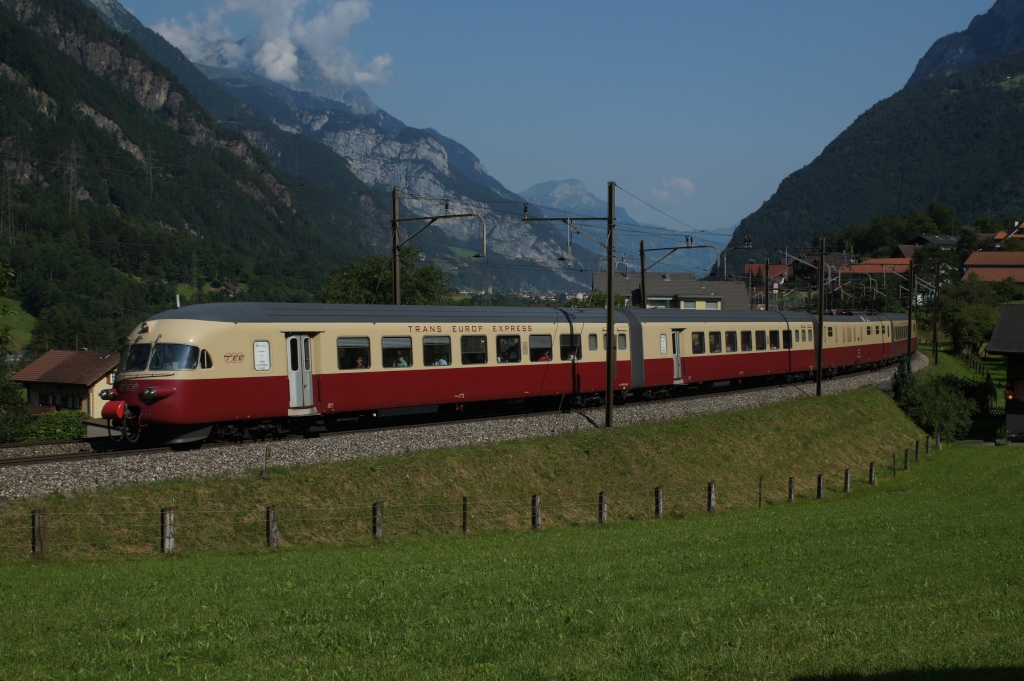 Eigentlich wollte ich den RAe TEE 1053 mit der Kirche von Silenen im Hintergrund ablichten, aber das Licht zu diesem Zeitpunkt noch nicht optimal war, entschied ich mich fr die Variante etwas weiter nrdlich. (Silenen, 25.7.12.)