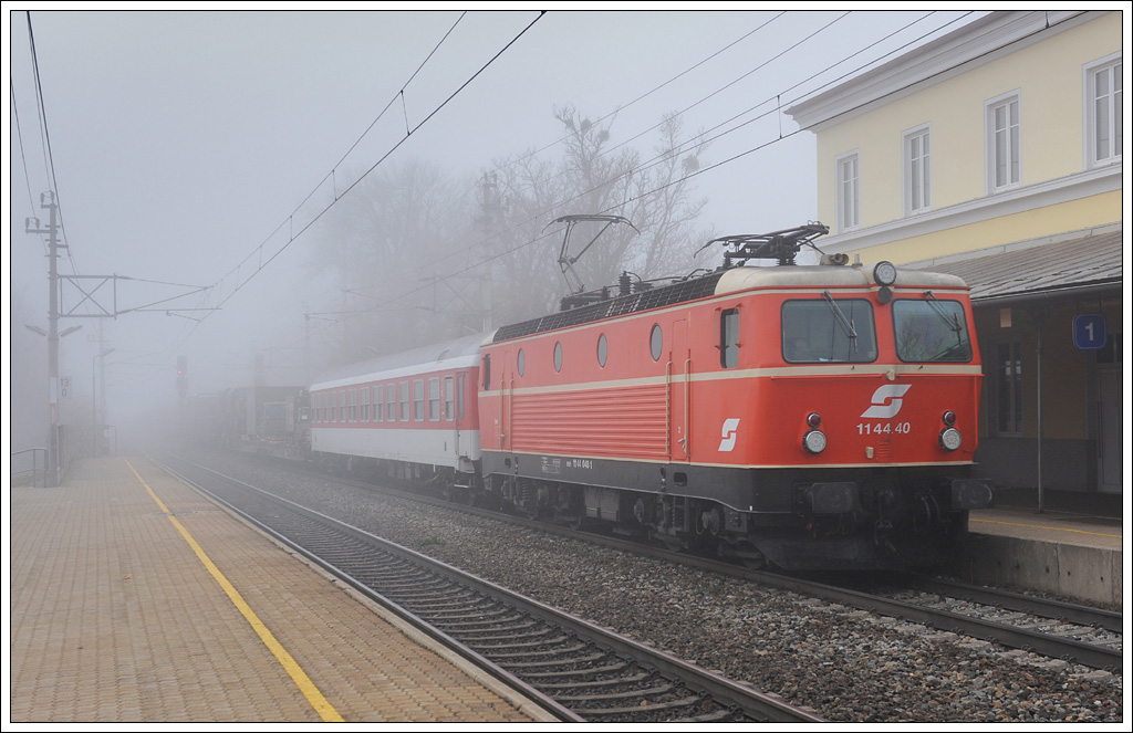 Eigentlich wollte ich SGAG 90152 von Felixdorf nach Gardelegen, welcher bis Passau mit 1144.40 bespannt war, in der Gegend um den Busserltunnel machen, angesichts des doch starken Nebels dann nur ein Sichtungsbild aus Brunn, da dort wenigestens noch ein nettes Bahnhofsgebude steht.