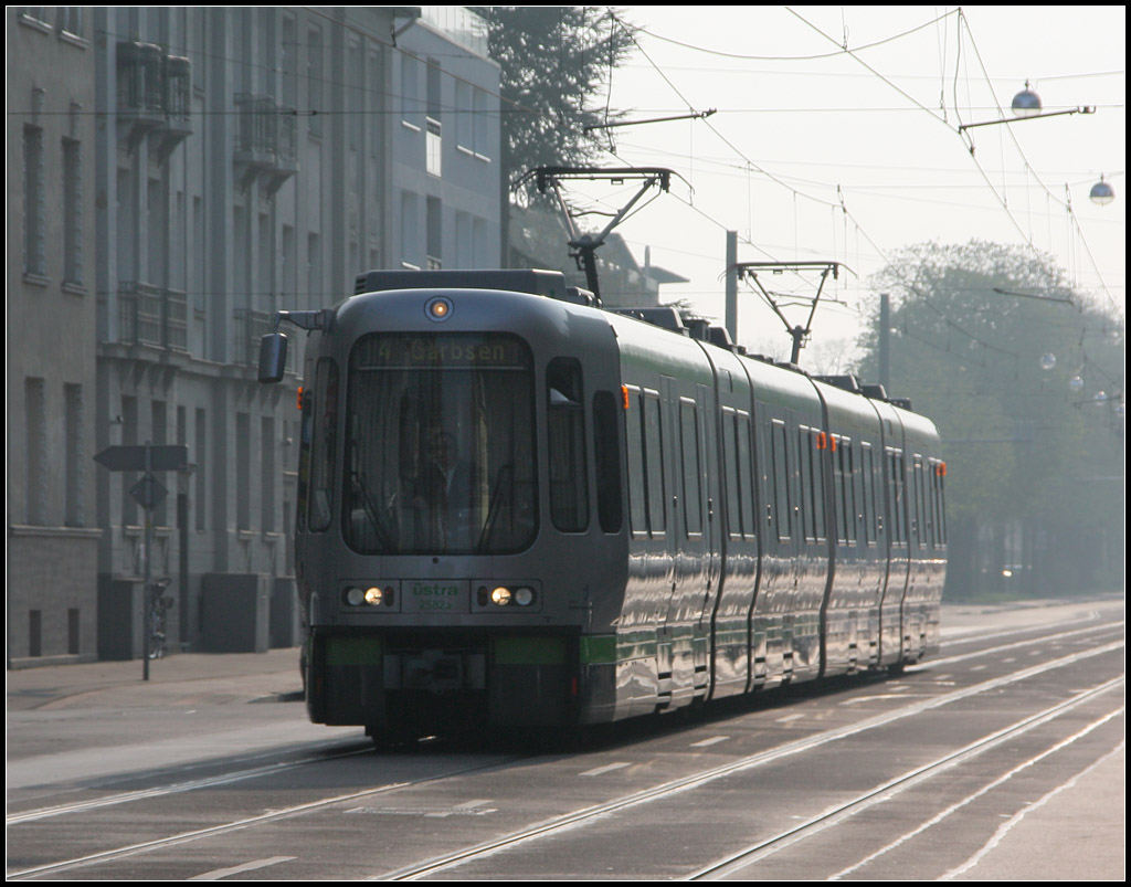 Eigenwillige Form - 

Damit der auch 2,65 m breite TW 2000 an den für die 2,40 m breiten TW 6000 gebauten Haltestellen vorbei kommt, musste der Wagenkasten unten etwas eingezogen werden. Der 49,59 m lange Typ II (Bild) fährt immer als festgekuppelte Doppeleinheit, die beiden Wagen sind über einen Übergang verbunden. Die Gegenlicht-Aufnahme entstand in Hannover-Kleefeld. 

14.04.2012 (M) 