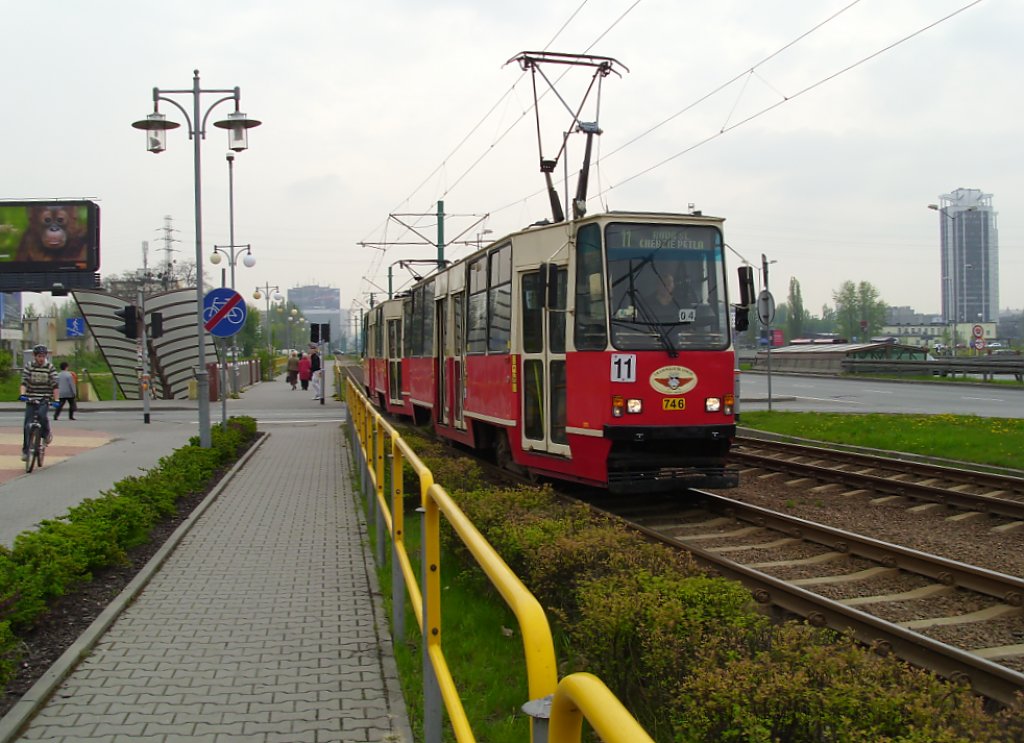 Ein 105N neben Silesia City Center.(25.04.2011)