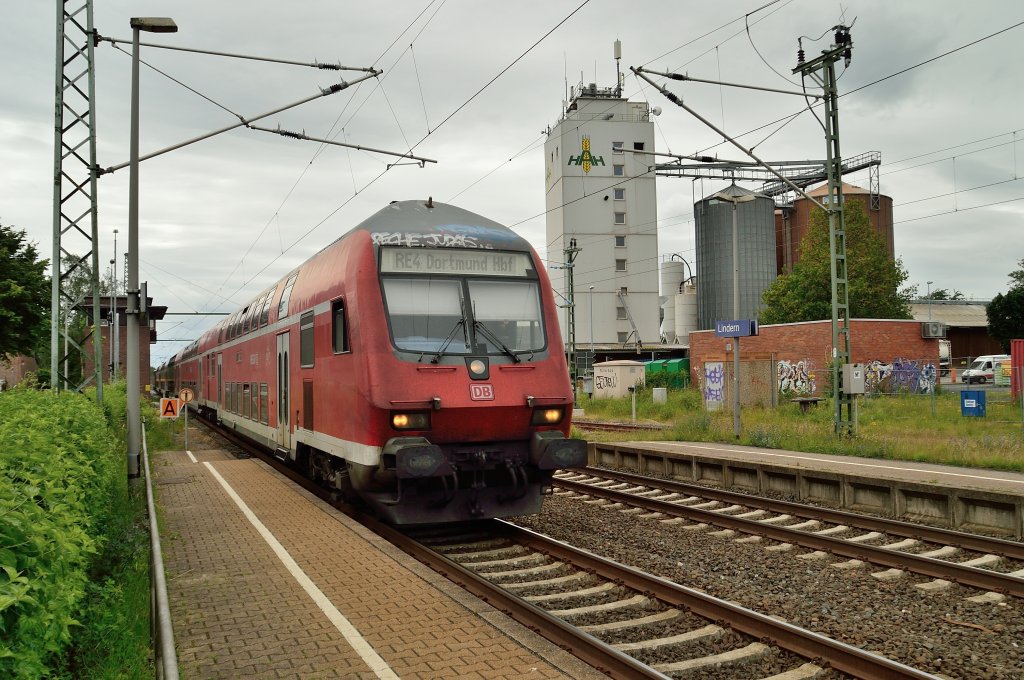 Ein von der 111 149 geschobener RE4 fhrt gerade aus Geilenkirchen kommend in den Bahnhof Lindern ein. 22.6.2013