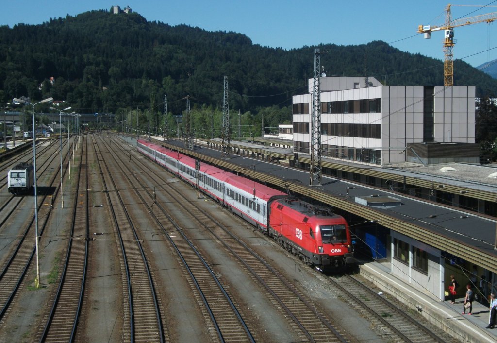 Ein 1116er erreicht am 02.August 2013 mit OIC 864 nach Bregenz den Bahnhof Kufstein.