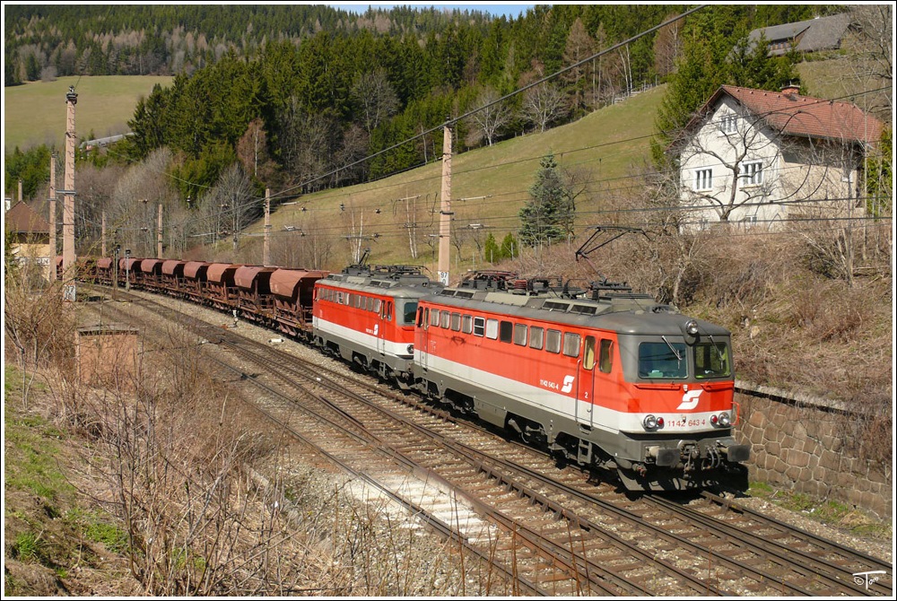 Ein 1142er Tandem zieht einen Kohleleerzug ber den Semmering.
Breitenstein 30.3.2008