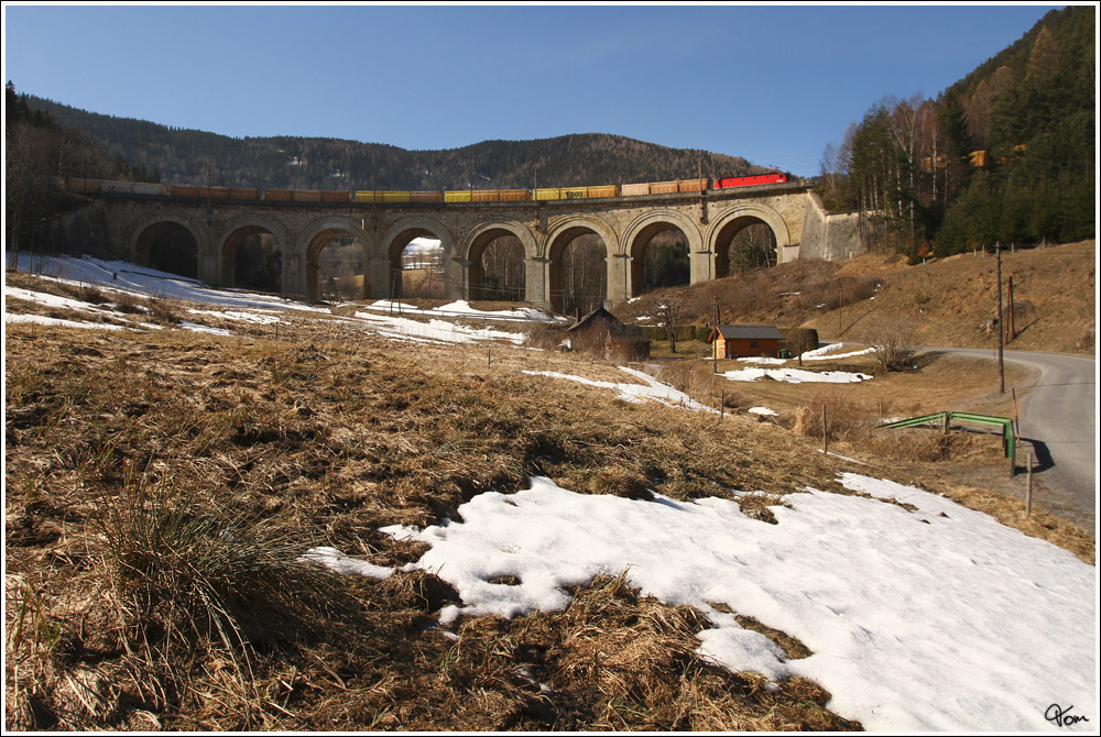 Ein 1144 fhrt mit einem Innofreight Ganzzug ber das Adlitzgraben Viadukt nahe Semmering. 
10.3.2012