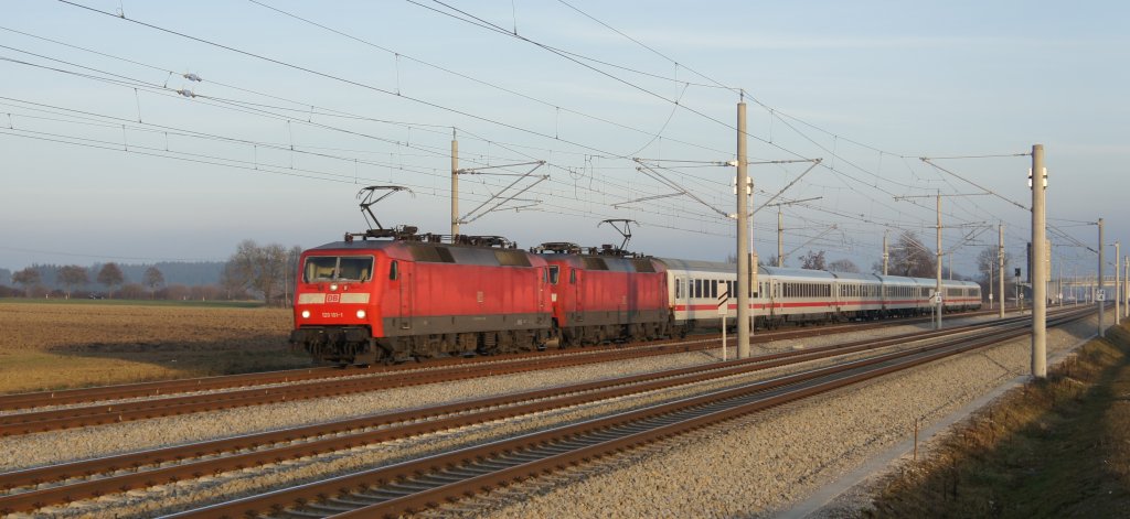Ein 120-Doppelpack, angefhrt von 120 101-1 vor IC aus Mnchen am spten Nachmittag des 25.11.11 bei Hattenhofen.