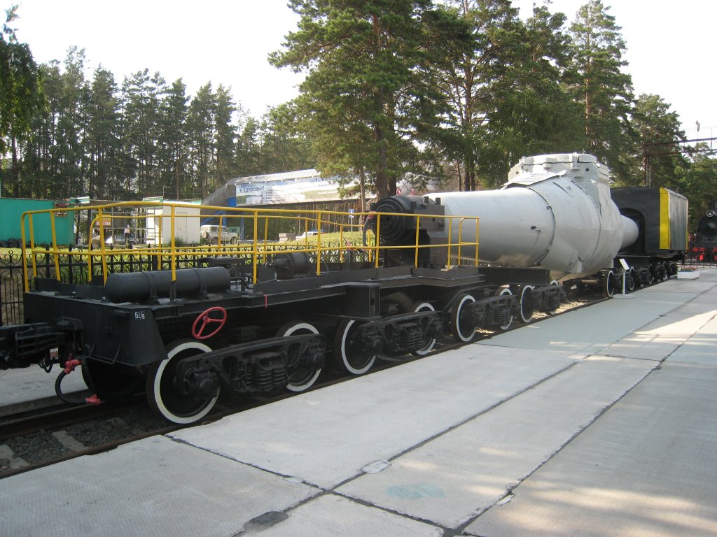 Ein 16-achsiger Torpedopfannenwagen im Eisenbahnmuseum Nowosibirsk am 30.07.2008
