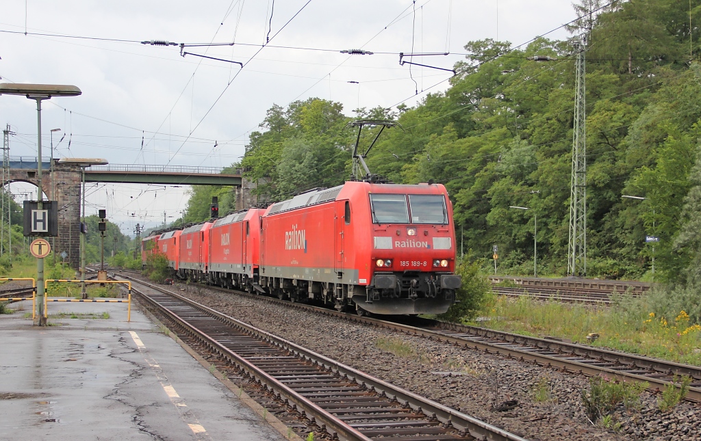 Ein von 185 189-8 angefhrter Lokzug in Richtung Norden. Bestehend aus drei weiteren 185ern und am Schluss 155 213. Aufgenommen am 24.06.2011 in Eichenberg.