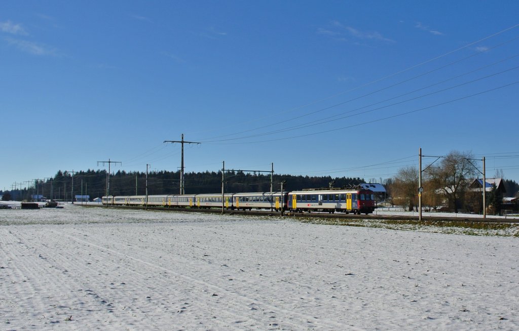 Ein 2. Doppel RBe Pendel ist ebenfalls auf der Linie Bern-Zrich unterwegs. Ersatz IR 2027 mit dem RBe 540 022-1 und RBe 540 012-2 (hinten) bei Lyssach, 22.01.2013.