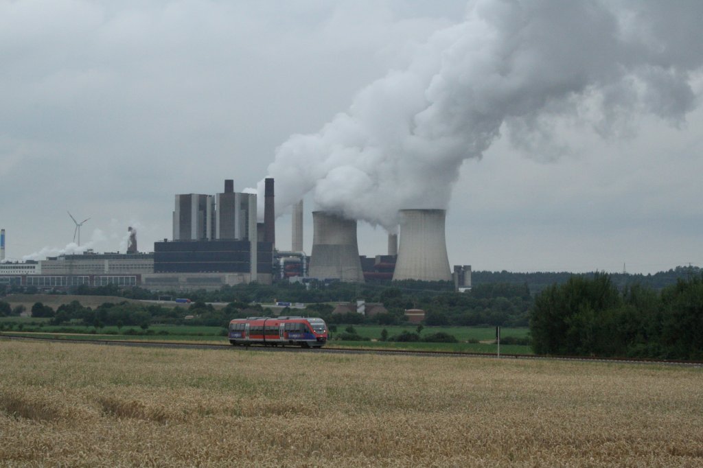 Ein 2-Teiliger Talent der euregiobahn auf der Fahrt nach Dren wirkt sehr klein und mickrig wenn er so vor dem weit entfernten Karftwerk zu Weisweiler herfhrt. In Krze erreicht dieser Zug den Endbahnhof. 02.08.2010, Langerwehe 