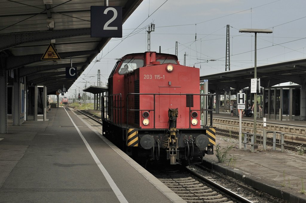 Ein 203 115-1 von Eisenbahnbetriebsgesellschaft Mittelrhein, hier bei Durchfahrt von Offenburg am 04.08 2011.