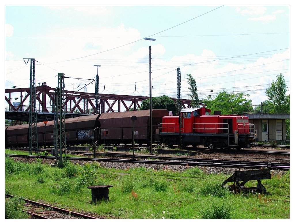 Ein 294 613-5 mit Fals-wagen auf die Hugel in Gbf Weil am Rhein, aufnahme ist von 06. 08 2010.